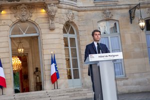 E. Macronas paprašė premjero G. Attalio kol kas toliau eiti pareigas siekiant užtikrinti stabilumą