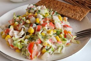 Netradicinės salotos su krabų lazdelėmis daug gaivesnes ir lengvesnės nei tradicinė mišrainė