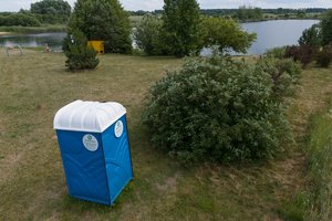 Greta tvenkinių gyvenantys žmonės šokiruoti poilsiautojų elgesiu: „Sugebėjo pavogti net tualetą“