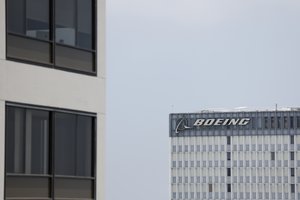 Nustačius problemą su deguonies kaukėmis, JAV aviacijos administracija nurodė patikrinti 2,6 tūkst. orlaivių „Boeing“