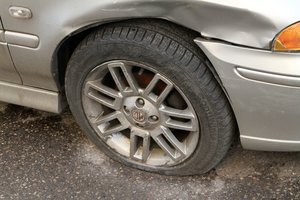 Sunkiai apgirtusio vairuotojo pasivažinėjimas Kaune: pasikeitė padangą ir bandė važiuoti toliau