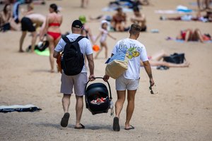 Pirmoji pagalba pakirtus karščiui – vanduo ir elektrolitai: išvardijo, kaip atpažinti šilumos ar saulės smūgį