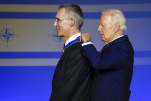 Jensui Stoltenbergui už vadovavimą NATO suteiktas aukščiausias JAV civilių apdovanojimas