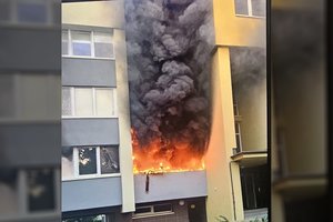 Palangos daugiabutyje sprogus elektrinio paspirtuko baterijai kilo didelis gaisras – meras žada pagalbą nukentėjusiems