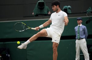 C. Alcarazas sėkmingai tęsia Vimbldono titulo gynybą