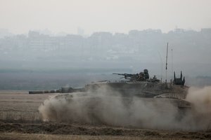 Izraelio kariuomenė ragina visus Gazos gyventojus pasitraukti iš miesto