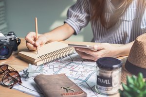 Planuokite kelionę su DI ir susigrąžinkite pinigus už rezervacijas: naudingiausios programėlės šios vasaros atostogoms