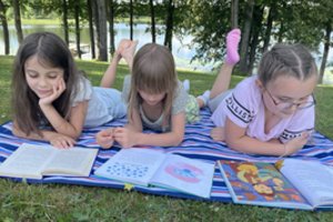 Vasara su atostogaujančiais vaikais? Pedagogė ramina – jūs tikrai galite tai atlaikyti!