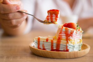 Kodėl žmonės yra linkę persivalgyti? Tyrimas atskleidė netikėtą priežastį