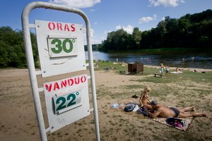 Skubantiems atsivėsinti – specialistės įspėjimas: į kai kuriuos paplūdimius kojos geriau nekelti