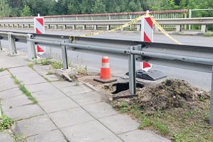 Kėdainiuose Obelies tilto prietiltyje atsivėrė įgriuva: sutvarkys telekomunikacijų bendrovė