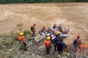 Nepale nuošliaužai į upę nubloškus du autobusus dingo daugiau nei 60 žmonių