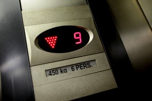 Tauragės ugniagesiai gelbėjo lifte įstrigusią moterį su vaiku