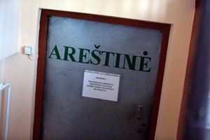 Girtas chuliganas Naujojoje Akmenėje siaubė prekybos centrą