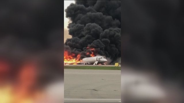 Vaizdai iš netoli Maskvos sudužusio lėktuvo: į dangų pakilo juodi dūmų stulpai