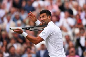 Teniso rakete it smuiku griežęs N. Džokovičius kovos dėl aštuntojo Vimbldono turnyro trofėjaus