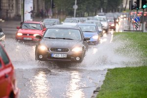 Per Lietuvą slenka smarkios liūtys su perkūnijomis: įspėja, kur plis ir kam ruoštis