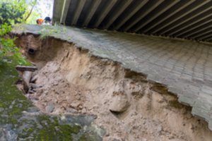 Kaune liūtis išplovė viaduko konstrukcijas laikantį kalno šlaitą