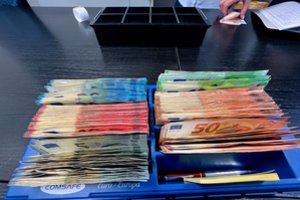 Mažeikiuose iš parduotuvės pagrobtas kasos aparato stalčius su pinigais