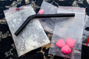 Sumaišęs alkoholį su kvaišalais nepilnametis atsidūrė ligoninėje – narkotikais jį pavašinusį jaunuolį prokurorai siunčia į teismą