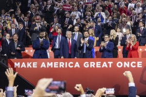 Po pasikėsinimo į gyvybę – pirmasis D. Trumpo pasirodymas viešumoje: sutvarstyta ausimi į sceną išėjęs politikas pasitiktas kaip herojus