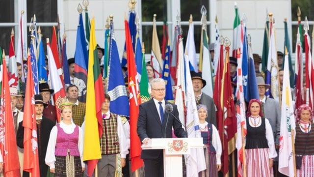 Iškilmingoje vėliavos keitimo ceremonijoje – G. Nausėdos kreipimasis į tautą