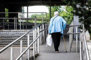 Išvardijo, kokios sveikatos paslaugos pensininkams priklauso nemokamai – sutaupo tūkstančius eurų