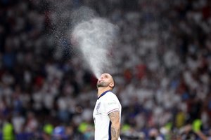 Kodėl futbolininkai vandenį ne geria, o spjauna? Pateikė paaiškinimą 