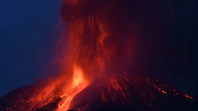 Italijos ugnikalnis toliau demonstruoja jėgą – išspjovė raudoną lavą