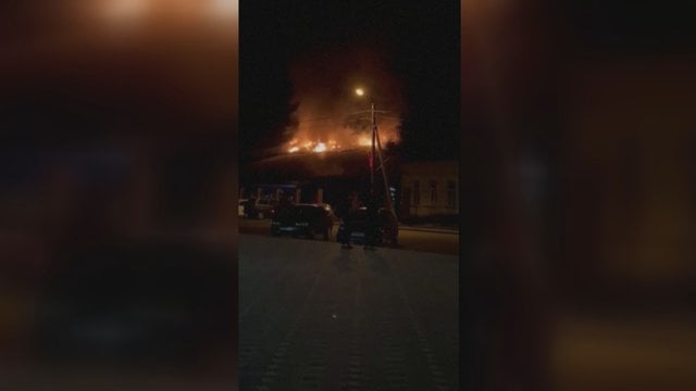 Vaizdai iš gaisro Rusijoje: užsidegė žemosios įtampos įrangos gamykla