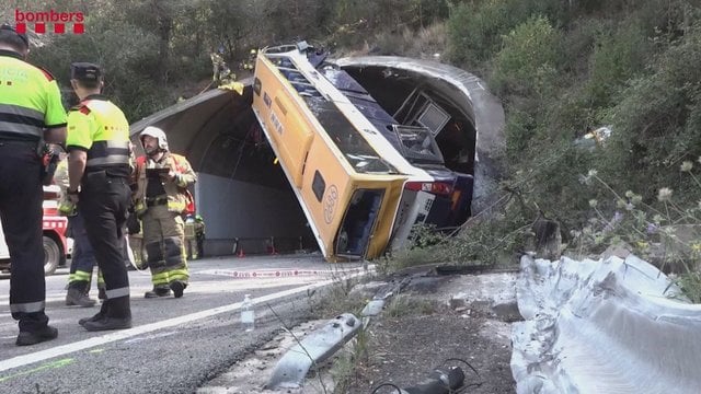 Ispanijoje apsivertęs autobusas įstrigo prie tunelio: sužeisti dešimtys žmonių
