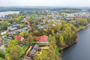 Išskirtinėje Trakų vietoje prie ežero kranto parduotos 455 kv. m patalpos – kaina netikėta