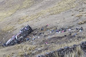 Tragedija Peru – į tarpeklį nugarmėjo autobusas, žuvo mažiausiai 21 žmogus