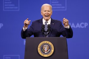 J. Bidenas paragino uždrausti per pasikėsinimą į D. Trumpo gyvybę panaudoto tipo ginklus