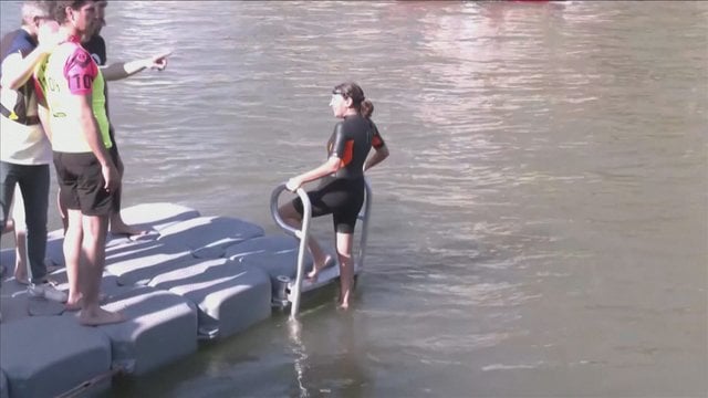 Prieš olimpines žaidynes Paryžiaus merė įšoko į Seną: nusprendė parodyti, kad upė yra pakankamai švari 