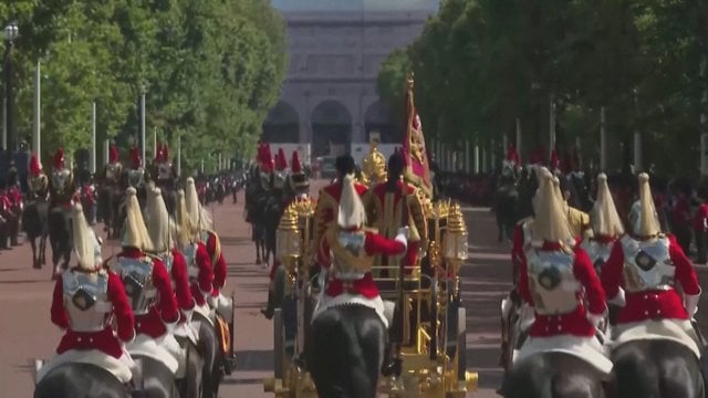 Karalius Karolis III ir karalienė Camilla atvyko į oficialią valstybės atidarymo ceremoniją: juos pasitiko minios žmonių