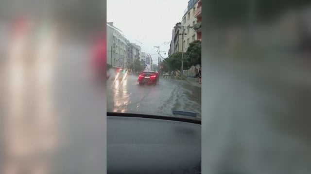 Iš arčiau parodė Lenkiją po nuvilnijusios audros: apsemtos gatvės tapo sunkiai pravažiuojamos