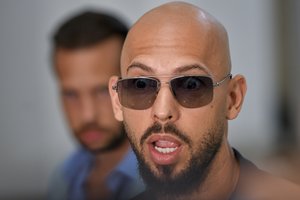 Rumunijos teismas uždraudė broliams Tate‘ams išvykti iš šalies