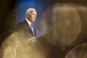 J. Bidenui teko atšaukti kalbą: pranešama, kad JAV prezidentas serga, pasireiškus simptomams buvo skubiai išskraidintas namo
