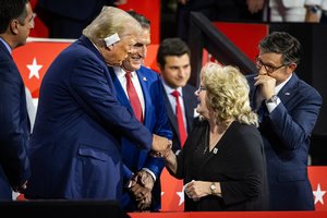 Solidarizuodamiesi su D. Trumpu, jo rėmėjai prisiklijuoja ant ausies tvarstį