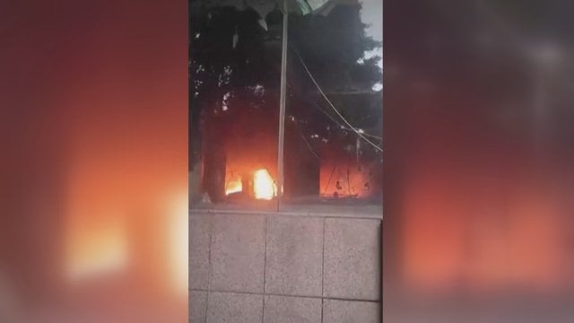 Tragiškas gaisras Kinijos prekybos centre: žuvo 16 žmonių, apylinkes apgaubė tiršti dūmai
