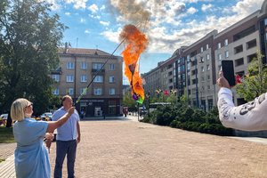 Prie Seimo sudeginta LGBT bendruomenės vėliava