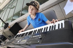 Adomas ilgai neprabilo ir bijojo svetimų, bet penkerių skambino W. A. Mocartą ir turi ypatingą talentą kalboms