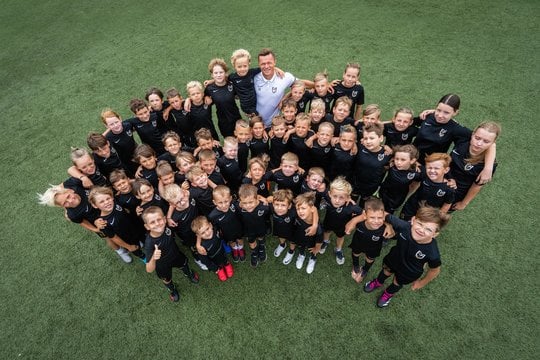 Darvydas Šernas su mažaisiais futbolininkais.