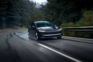 Atsinaujina „Tesla Model 3“: viena įkrova nuvažiuos 150 kilometrų daugiau