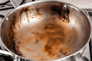 Prisvilo puodas? Patarimas, kaip išvalyti degėsius nuo nerūdijančio plieno indų
