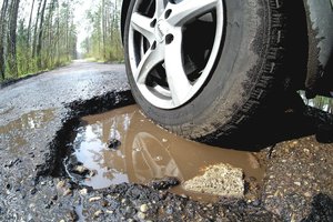 Kelių fondas pustuštis, bet premijų negaili: kiek pinigų atsiriekė „Via Lietuva“ ir kiek trūksta Lietuvos keliams