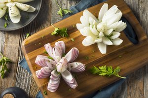 Taip gražiai svogūnai dar niekada neatrodė: pigus ir efektingas garnyras prie grilio patiekalų