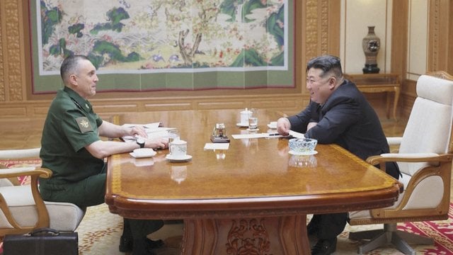 Vis dažnėjantys Rusijos vizitai Šiaurės Korėjoje: šįkart atvyko karinė delegacija