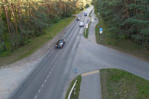 Iki namų – per judrią gatvę be perėjos: kelininkai tikina, kad ji yra, tik nežymėta